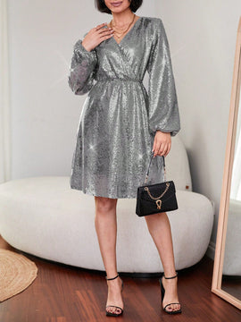 Vestido de mujer con mangas farol brillantes