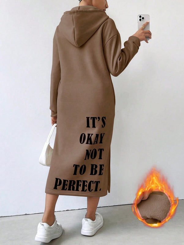 Relaxiva vestido sudadera casual de felpa con capucha, manga larga, bajo con abertura, cordon ajustable, estampado de lema para mujer, otono/invierno