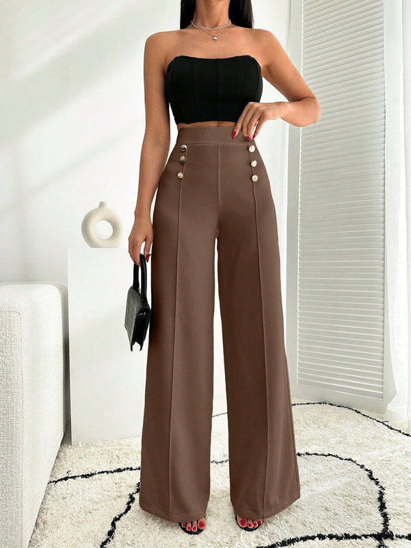 Pantalon palazzo de pierna ancha blanco con detalle de boton