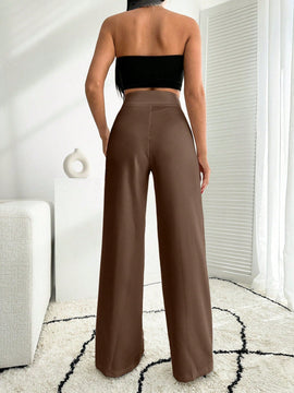 Pantalon palazzo de pierna ancha blanco con detalle de boton