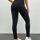 Leggings negros largos con detalles de accesorios de cinturon