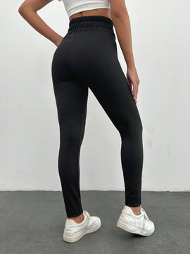 Leggings negros largos con detalles de accesorios de cinturon