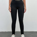 Leggings negros largos con detalles de accesorios de cinturon