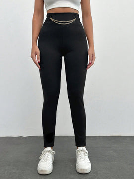 Leggings negros largos con detalles de accesorios de cinturon