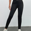 Leggings negros largos con detalles de accesorios de cinturon