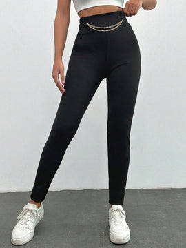 Leggings negros largos con detalles de accesorios de cinturon