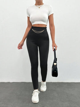 Leggings negros largos con detalles de accesorios de cinturon