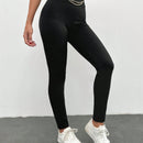 Leggings negros largos con detalles de accesorios de cinturon