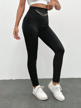Leggings negros largos con detalles de accesorios de cinturon