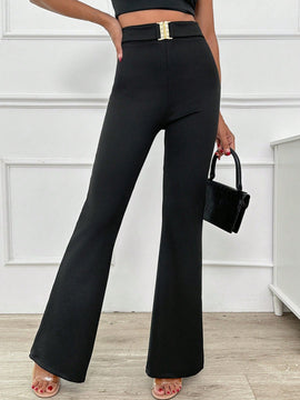 Pantalones de moda con pierna de campana y diseno de hebilla de metal para mujer