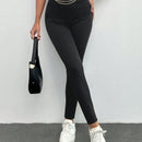 Leggings negros largos con detalles de accesorios de cinturon