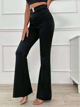 Pantalones de moda con pierna de campana y diseno de hebilla de metal para mujer