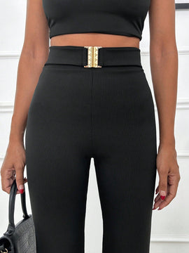 Pantalones de moda con pierna de campana y diseno de hebilla de metal para mujer