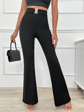 Pantalones de moda con pierna de campana y diseno de hebilla de metal para mujer