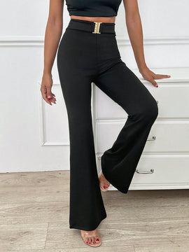 Pantalones de moda con pierna de campana y diseno de hebilla de metal para mujer