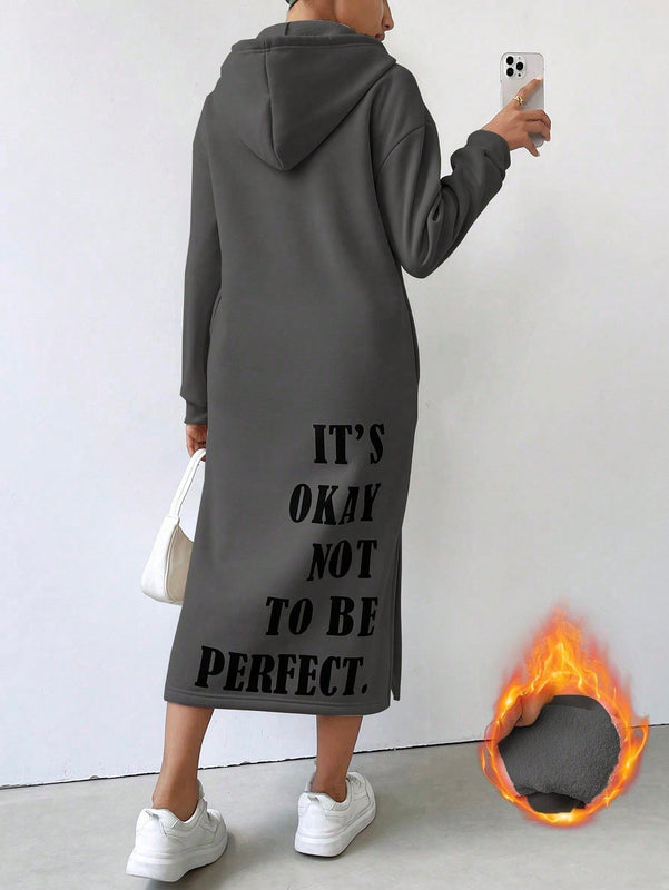 Relaxiva vestido sudadera casual de felpa con capucha, manga larga, bajo con abertura, cordon ajustable, estampado de lema para mujer, otono/invierno