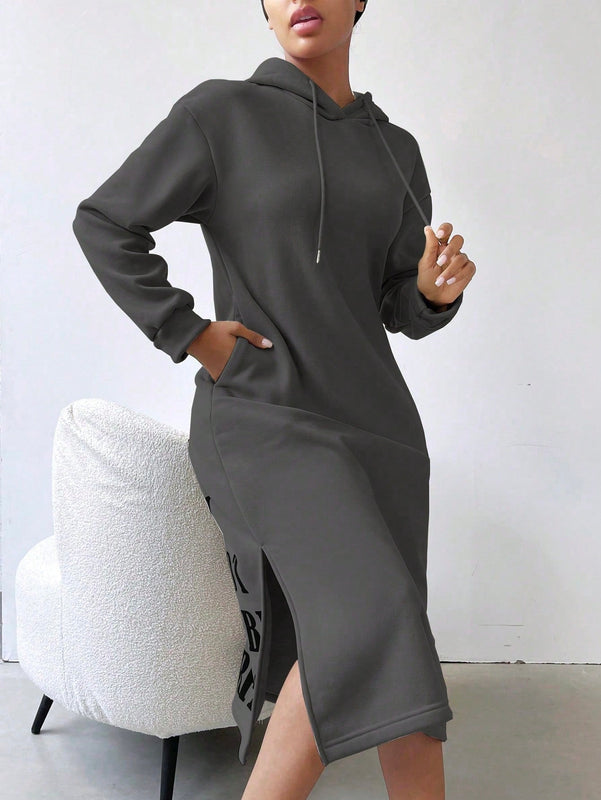 Relaxiva vestido sudadera casual de felpa con capucha, manga larga, bajo con abertura, cordon ajustable, estampado de lema para mujer, otono/invierno
