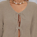 Frenchy cardigan de punto unicolor de color rosa palido con cinturon delantero, se puede usar sobre una camiseta