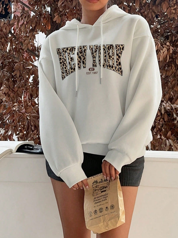 Ezwear sudadera holgada con capucha de felpa gruesa con estampado minimalista casual de leopardo y estrella en blanco para mujeres