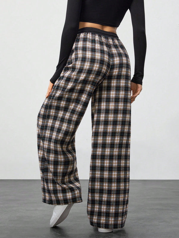 Tall pantalon holgado de diseno de textura casual versatil con estampado de cuadros blancos y negros en contraste