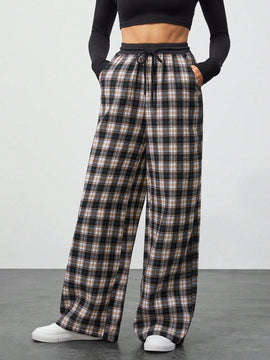 Tall pantalon holgado de diseno de textura casual versatil con estampado de cuadros blancos y negros en contraste