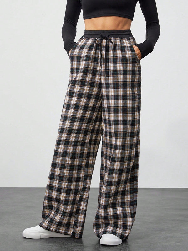 Tall pantalon holgado de diseno de textura casual versatil con estampado de cuadros blancos y negros en contraste