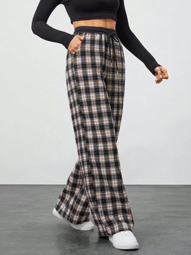 Tall pantalon holgado de diseno de textura casual versatil con estampado de cuadros blancos y negros en contraste