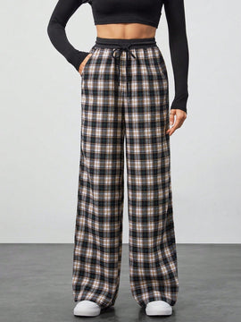 Tall pantalon holgado de diseno de textura casual versatil con estampado de cuadros blancos y negros en contraste