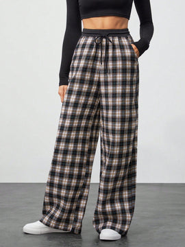 Tall pantalon holgado de diseno de textura casual versatil con estampado de cuadros blancos y negros en contraste