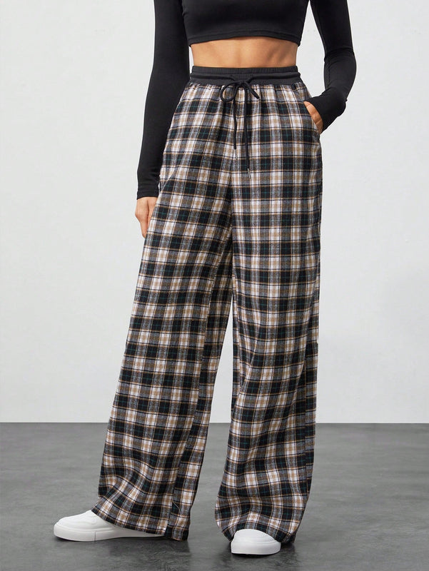 Tall pantalon holgado de diseno de textura casual versatil con estampado de cuadros blancos y negros en contraste
