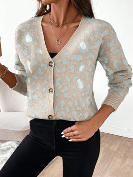 Essnce cardigan informal con botones al frente y hombros caidos con estampado de leopardo, apropiado para otono/invierno
