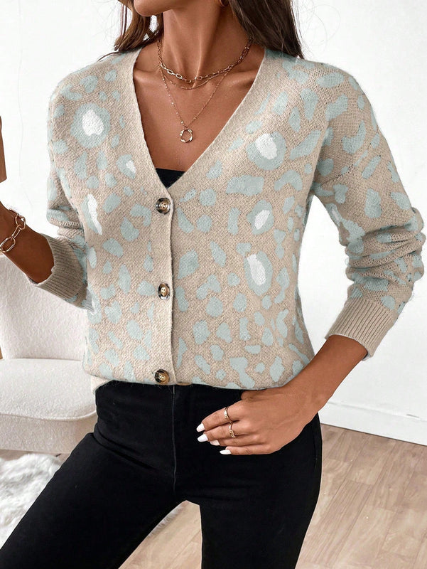 Essnce cardigan informal con botones al frente y hombros caidos con estampado de leopardo, apropiado para otono/invierno