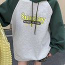 Dazy sudadera casual con capucha de mujer, estampado de parches y manga larga