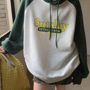 Dazy sudadera casual con capucha de mujer, estampado de parches y manga larga