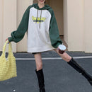 Dazy sudadera casual con capucha de mujer, estampado de parches y manga larga