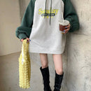 Dazy sudadera casual con capucha de mujer, estampado de parches y manga larga