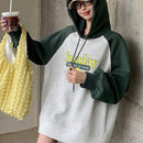 Dazy sudadera casual con capucha de mujer, estampado de parches y manga larga