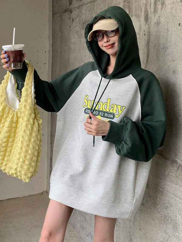 Dazy sudadera casual con capucha de mujer, estampado de parches y manga larga