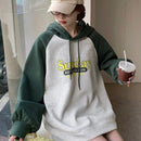 Dazy sudadera casual con capucha de mujer, estampado de parches y manga larga