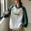 Dazy sudadera casual con capucha de mujer, estampado de parches y manga larga