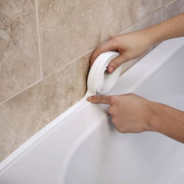 Rollo de Cinta Adhesiva Blanca Autoadhesiva con Tapa Impermeable para Baño y Cocina, Tira Selladora Ideal para Lavabo del Baño y Cocina, Accesorios de Baño Súper Pegajosos