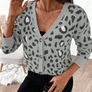 Essnce cardigan informal con botones al frente y hombros caidos con estampado de leopardo, apropiado para otono/invierno