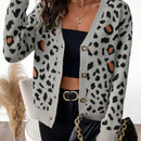 Essnce cardigan informal con botones al frente y hombros caidos con estampado de leopardo, apropiado para otono/invierno