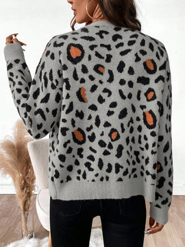 Essnce cardigan informal con botones al frente y hombros caidos con estampado de leopardo, apropiado para otono/invierno