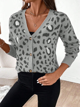 Essnce cardigan informal con botones al frente y hombros caidos con estampado de leopardo, apropiado para otono/invierno