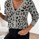 Essnce cardigan informal con botones al frente y hombros caidos con estampado de leopardo, apropiado para otono/invierno