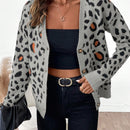 Essnce cardigan informal con botones al frente y hombros caidos con estampado de leopardo, apropiado para otono/invierno
