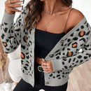 Essnce cardigan informal con botones al frente y hombros caidos con estampado de leopardo, apropiado para otono/invierno