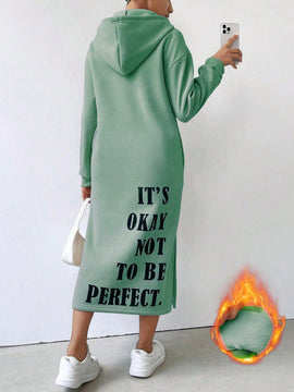 Relaxiva vestido sudadera casual de felpa con capucha, manga larga, bajo con abertura, cordon ajustable, estampado de lema para mujer, otono/invierno