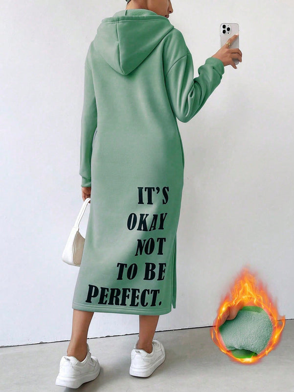 Relaxiva vestido sudadera casual de felpa con capucha, manga larga, bajo con abertura, cordon ajustable, estampado de lema para mujer, otono/invierno